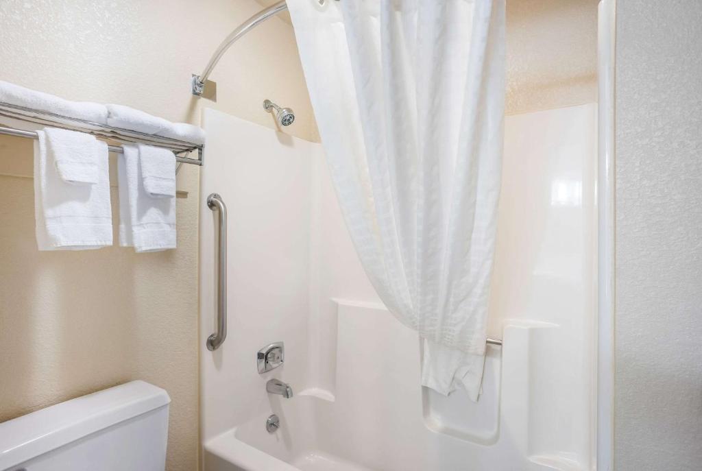 Koupelna v ubytování Quality Inn Cedar Rapids South