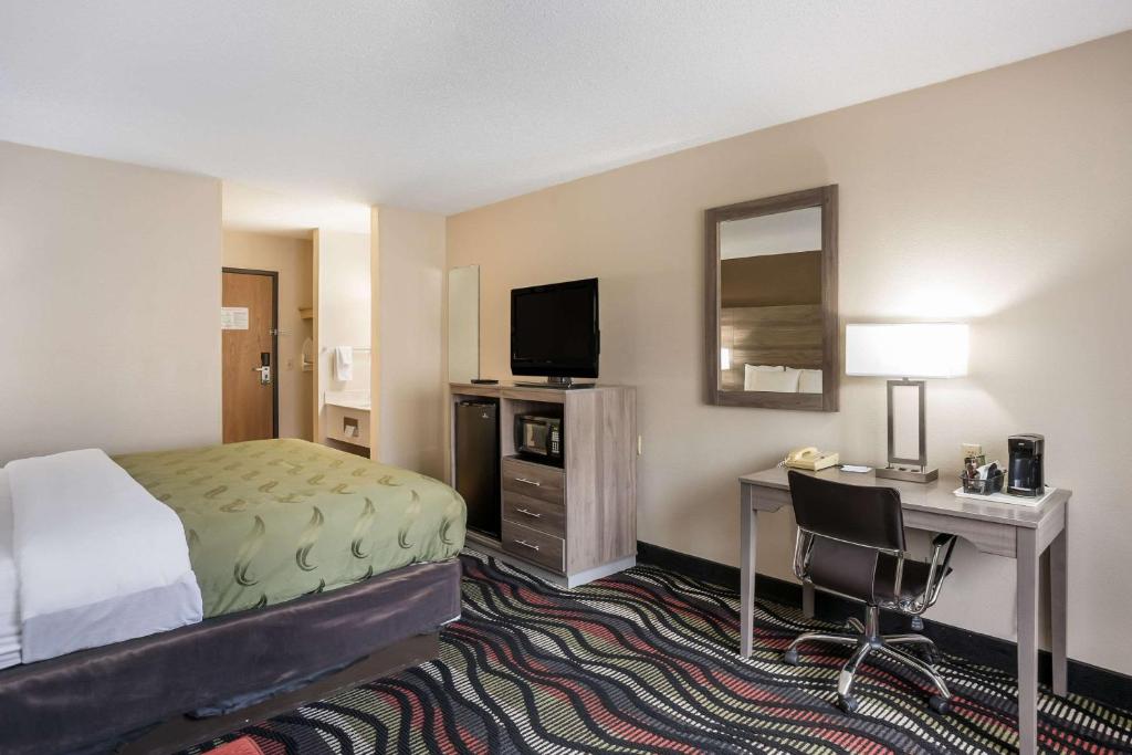 TV a/nebo společenská místnost v ubytování Quality Inn Cedar Rapids South