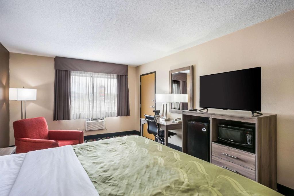 TV a/nebo společenská místnost v ubytování Quality Inn Cedar Rapids South