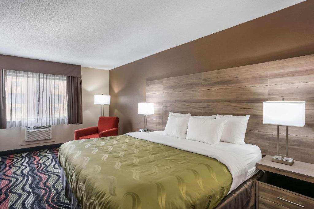 Postel nebo postele na pokoji v ubytování Quality Inn Cedar Rapids South