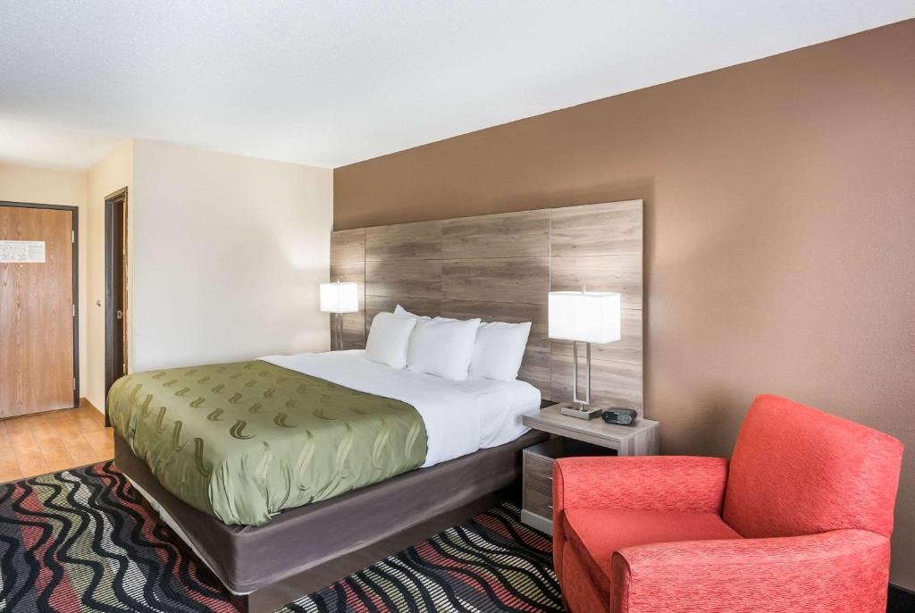Postel nebo postele na pokoji v ubytování Quality Inn Cedar Rapids South