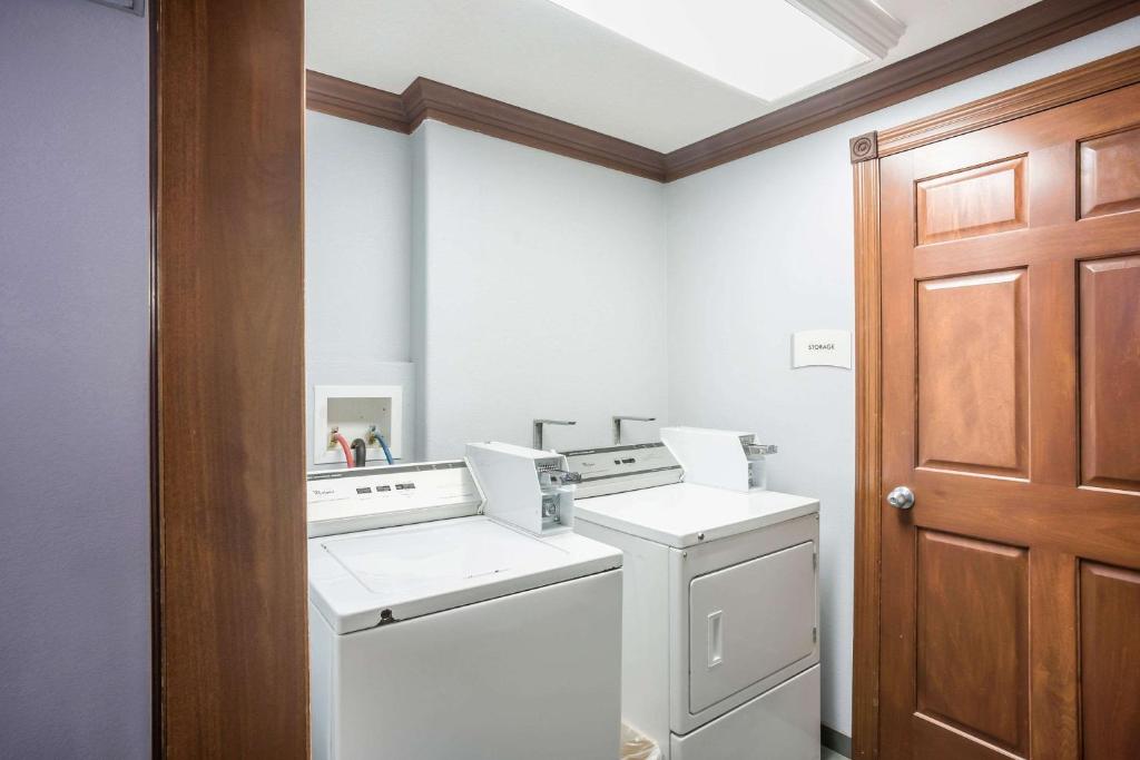 Postel nebo postele na pokoji v ubytování Quality Inn Cedar Rapids South