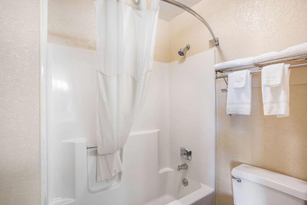Koupelna v ubytování Quality Inn Cedar Rapids South