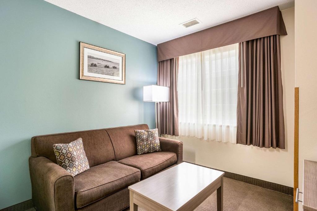 MainStay Suites Cedar Rapids North - Marion - Queen Suite - No Fumadores