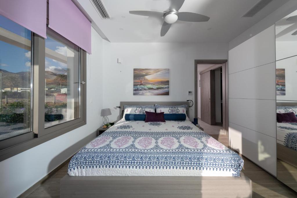 Posteľ alebo postele v izbe v ubytovaní Seafront Luxury Moonlight Villa in South East Crete with Breathtaking Views