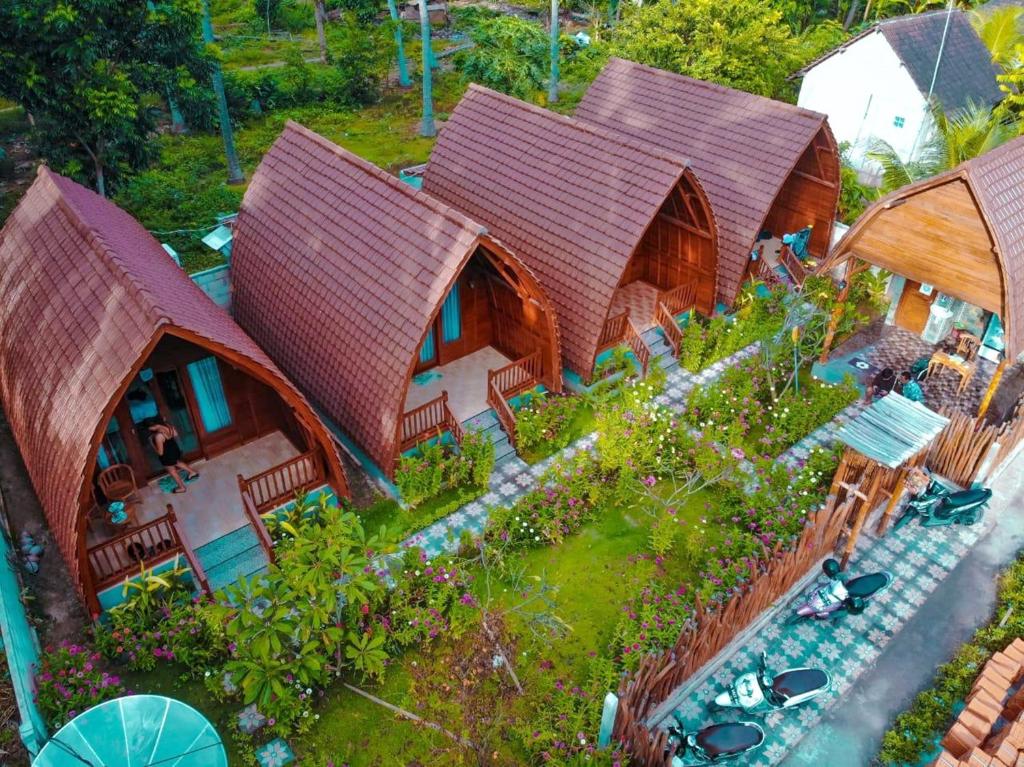 een luchtzicht op een huis met een tuin bij The Peace Arta Bungalow in Nusa Penida