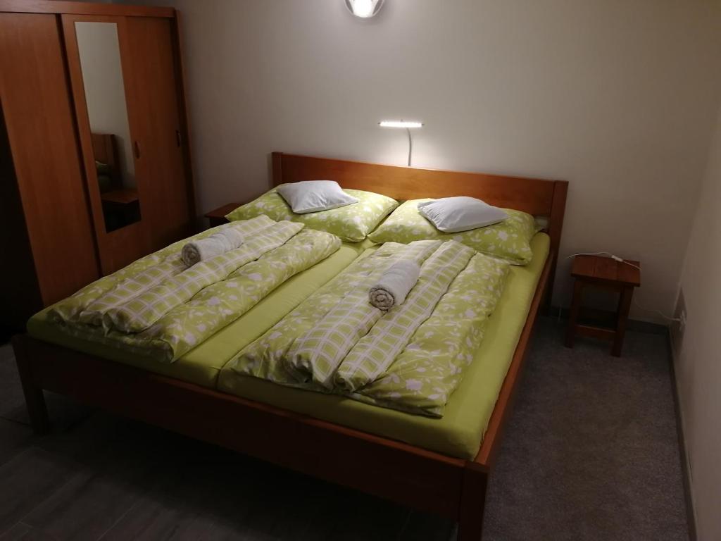 Postel nebo postele na pokoji v ubytování Ateliér sklep