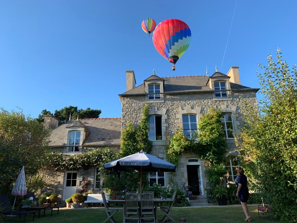 Le Minihic-sur-RanceにあるLa Maison Les Mimosasの家上空を飛ぶ熱気球