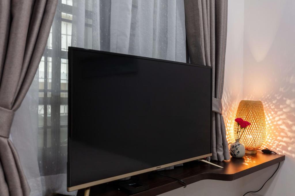 TV a/nebo společenská místnost v ubytování Hanoi Center Silk Lullaby Hotel and Travel