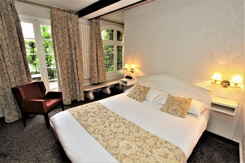 Postel nebo postele na pokoji v ubytování Hôtel Le Régent