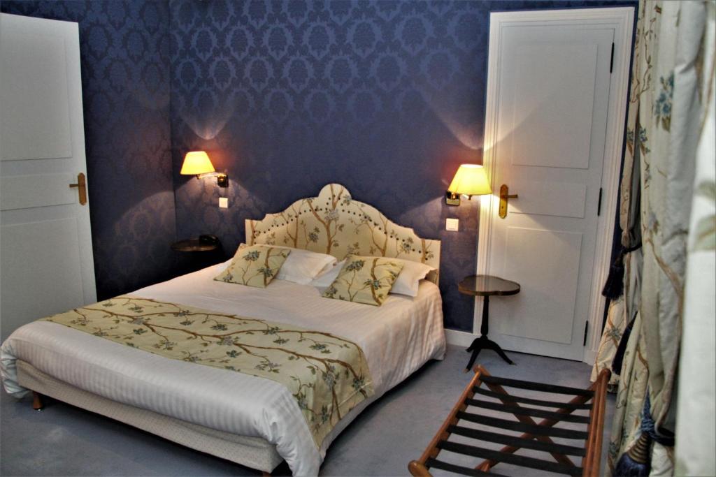 Postel nebo postele na pokoji v ubytování Hôtel Le Régent