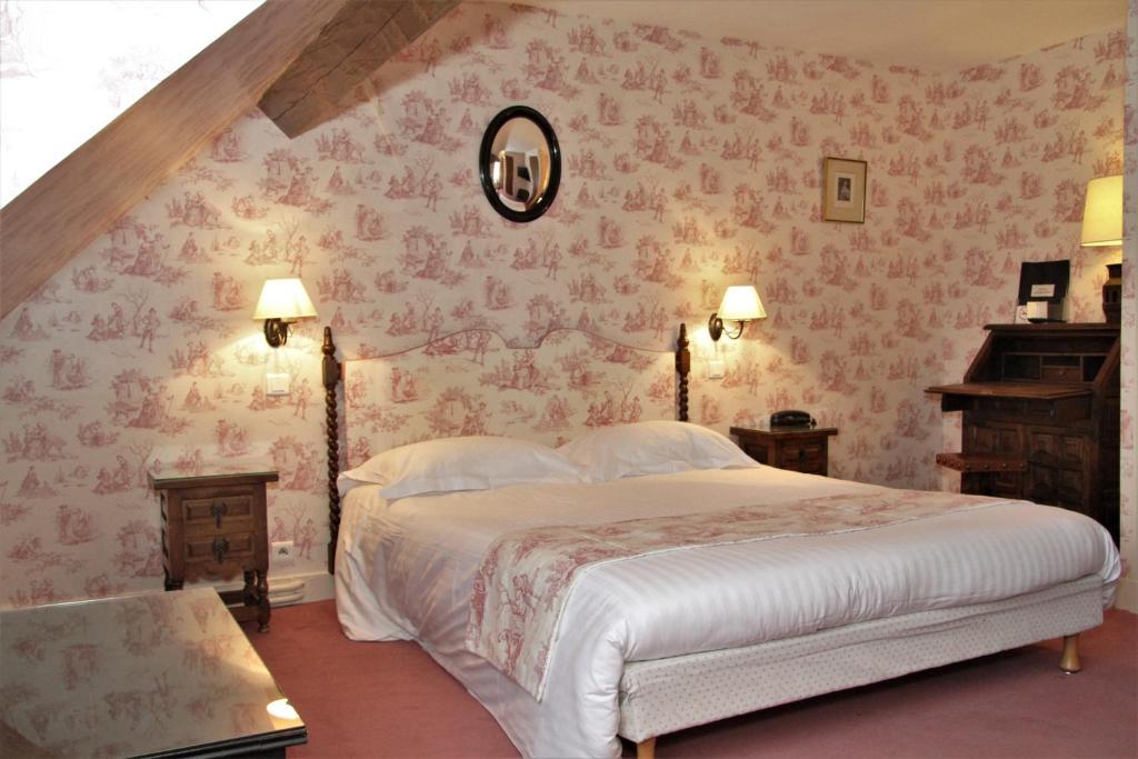 Postel nebo postele na pokoji v ubytování Hôtel Le Régent