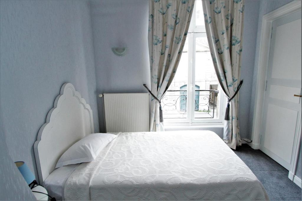 Postel nebo postele na pokoji v ubytování Hôtel Le Régent