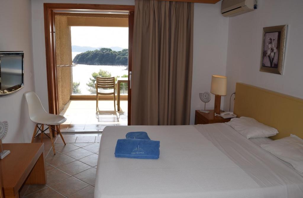 Postel nebo postele na pokoji v ubytování Cape Kanapitsa Hotel & Suites