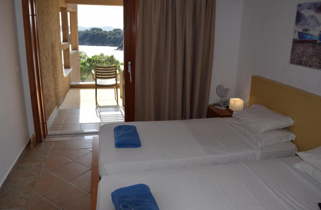 Postel nebo postele na pokoji v ubytování Cape Kanapitsa Hotel & Suites