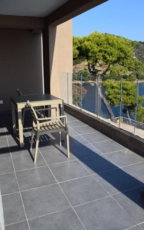 Balkón nebo terasa v ubytování Cape Kanapitsa Hotel & Suites