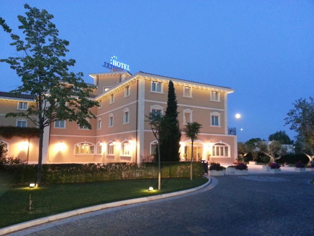 Un bâtiment avec un panneau en haut dans l'établissement Hotel Villa Michelangelo, à Citta' Sant'Angelo