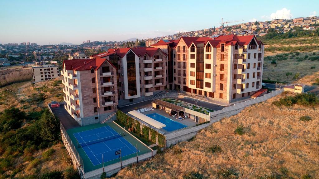 eine Luftansicht eines Gebäudes mit einem Tennisplatz in der Unterkunft Panorama Resort&Suites in Yerevan