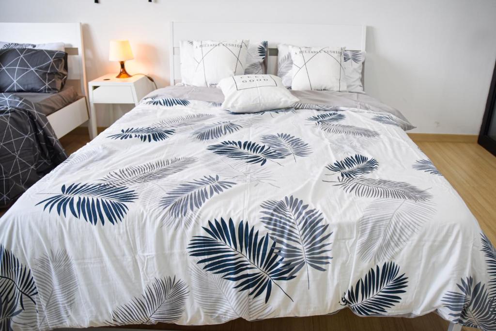 Een bed of bedden in een kamer bij Gt Home encorp strand residence (alpha ivf )