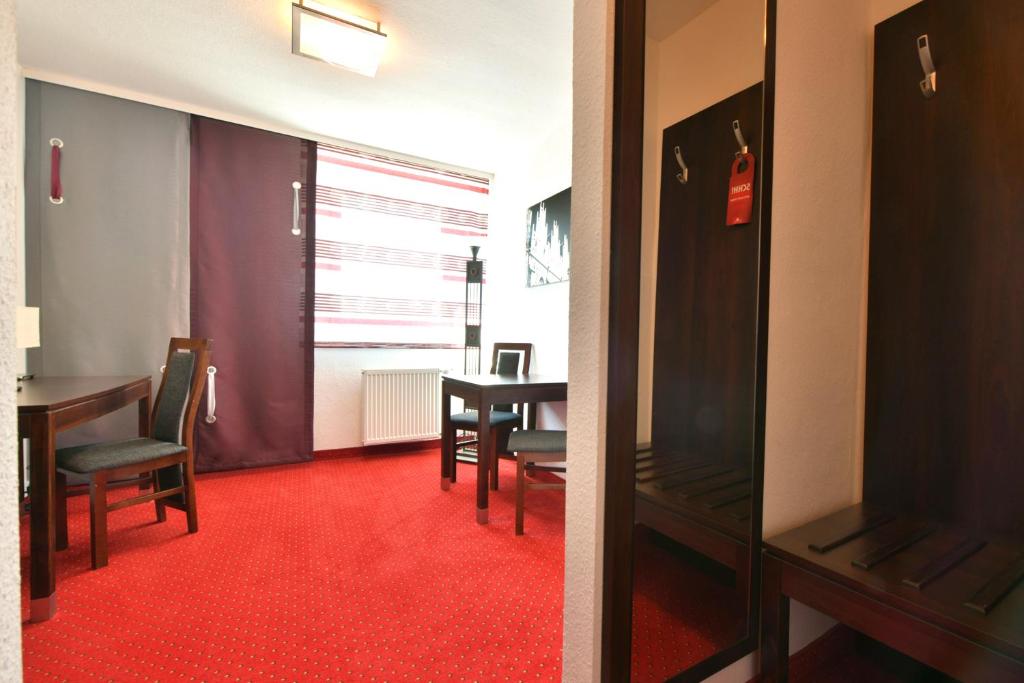 TV a/nebo společenská místnost v ubytování SKYHOTEL Merseburg
