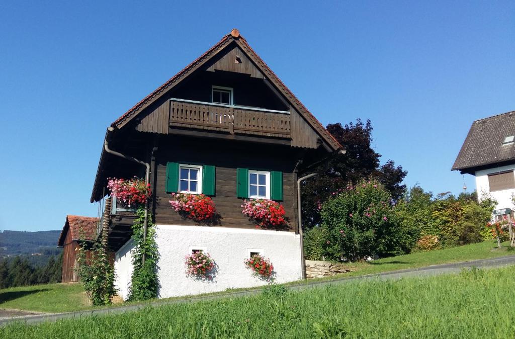 a house with flowers on the side of it at Ferienhaus Groß in Steinreib