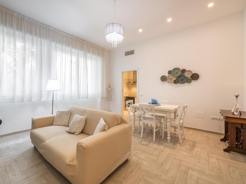 un soggiorno con divano e tavolo di Casa BEAR - City Centre a Cagliari