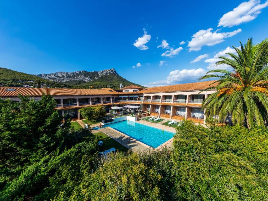  Elle offre une vue aérienne sur un hôtel doté d'une piscine. dans l'établissement Noemys Toulon La Valette - Hotel restaurant avec piscine, à La Valette-du-Var