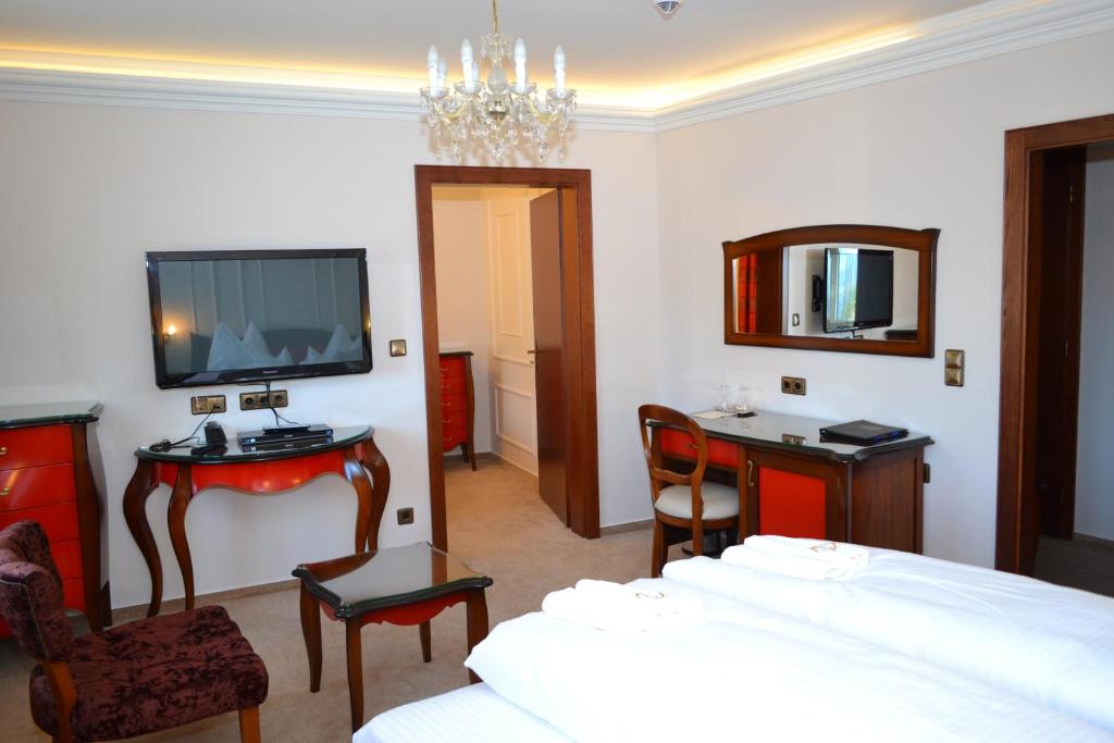 TV a/nebo společenská místnost v ubytování Hotel zum Heiligen Geist