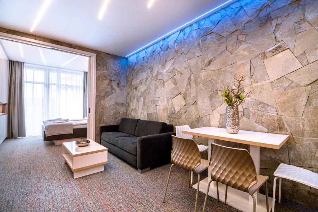 - un salon avec un canapé et une table dans l'établissement Apartment Luna Hrebienok C108, à Starý Smokovec