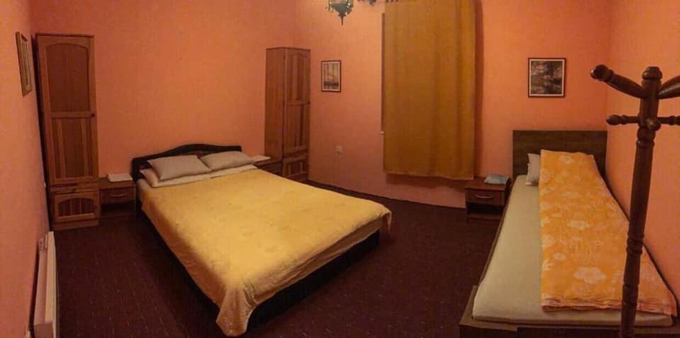 Postel nebo postele na pokoji v ubytování Saraj Guest House
