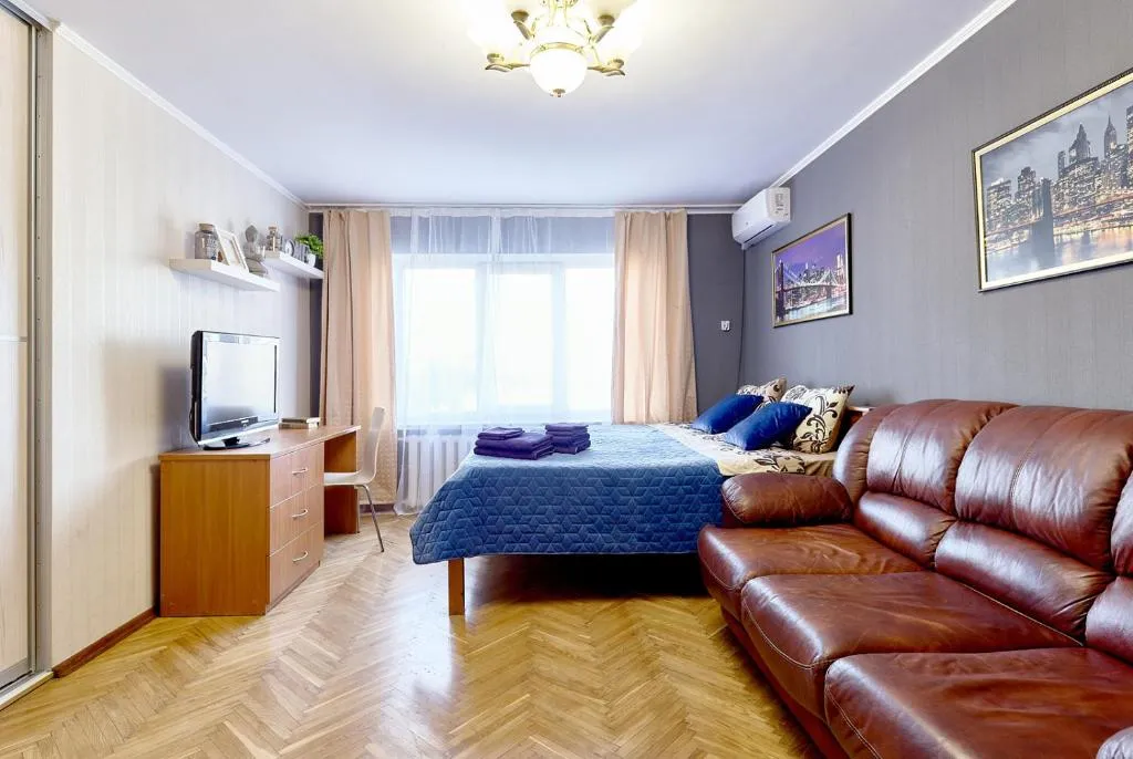 l3-82 MODERN NEW THREE SEPARATE 3BEDROOMS 100 m2 - FOR LARGE GROUP, CENTRAL LOCATION, METRO PALACE OF SPORTS - GULLIVER MALL, ARENA CITY, Kiev, Ukraine