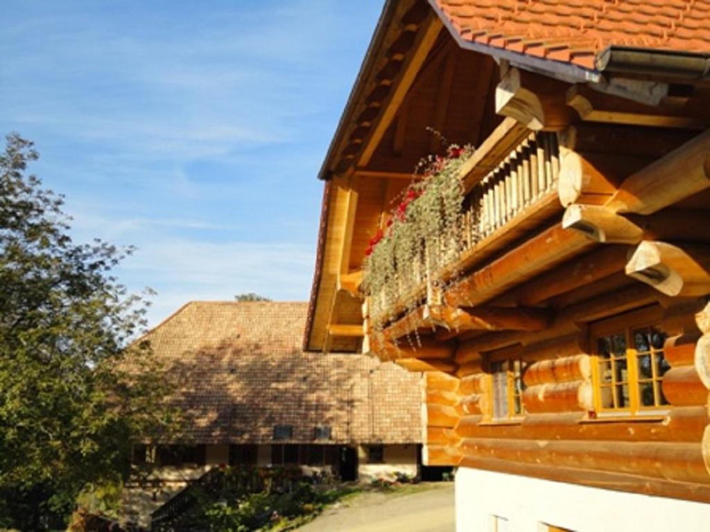 einen Balkon an der Seite eines Hauses in der Unterkunft Urlaub im Herrenholz in Zell am Harmersbach