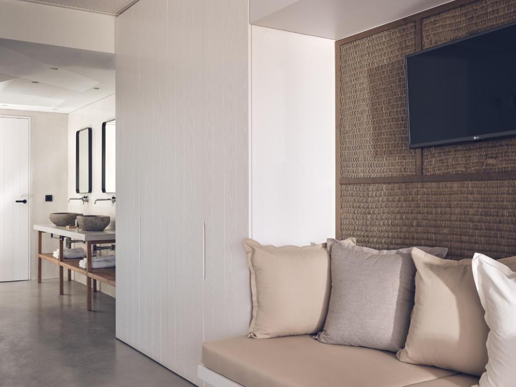 TV a/nebo společenská místnost v ubytování Zante Maris Suites - Adults Only