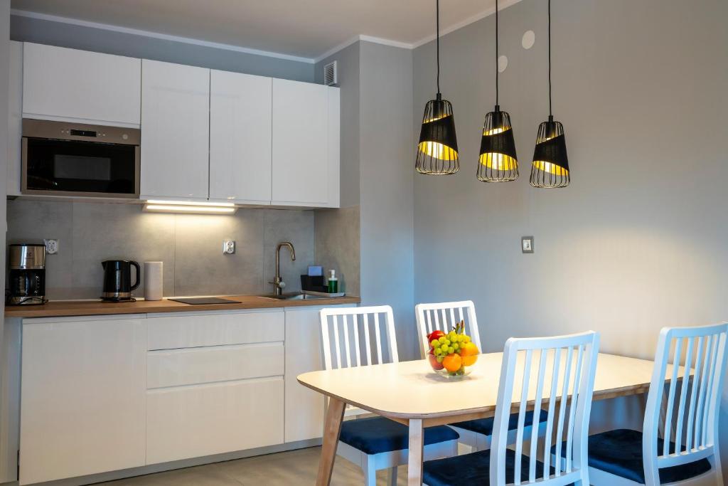 Kuchnia lub aneks kuchenny w obiekcie RentPlanet - Apartamenty Szrenica