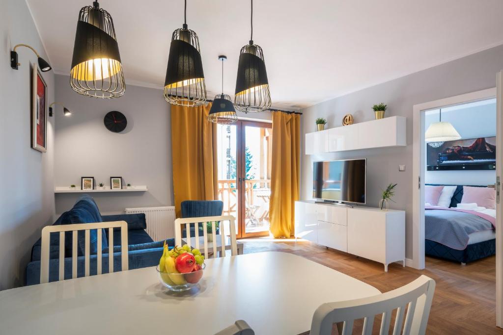 Telewizja i/lub zestaw kina domowego w obiekcie RentPlanet - Apartamenty Szrenica