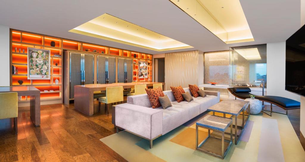 Posezení v ubytování The Prince Gallery Tokyo Kioicho, a Luxury Collection Hotel