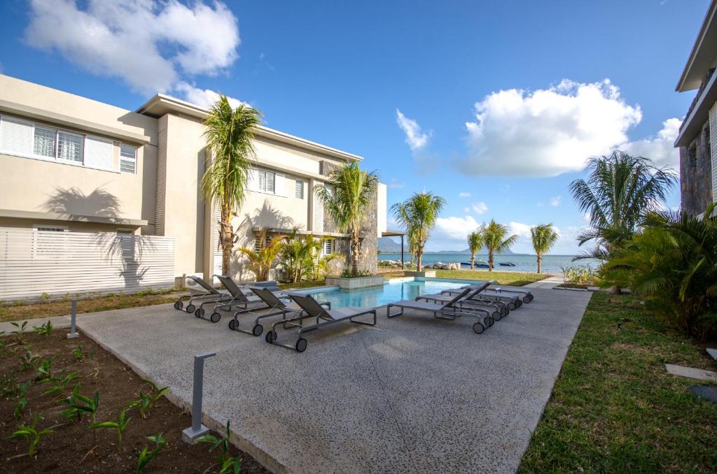 Bazén v ubytování L'Escale 3 bedrooms Sea View and Beachfront Suite by Dream Escapes nebo v jeho okolí