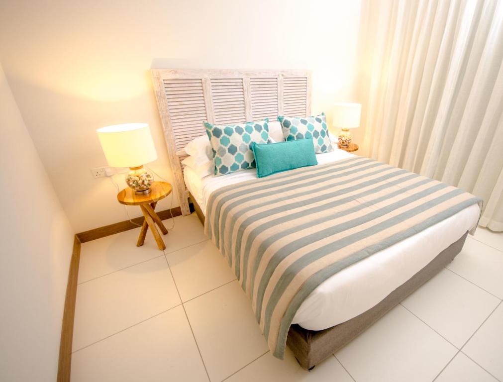 Postel nebo postele na pokoji v ubytování L'Escale 3 bedrooms Sea View and Beachfront Suite by Dream Escapes