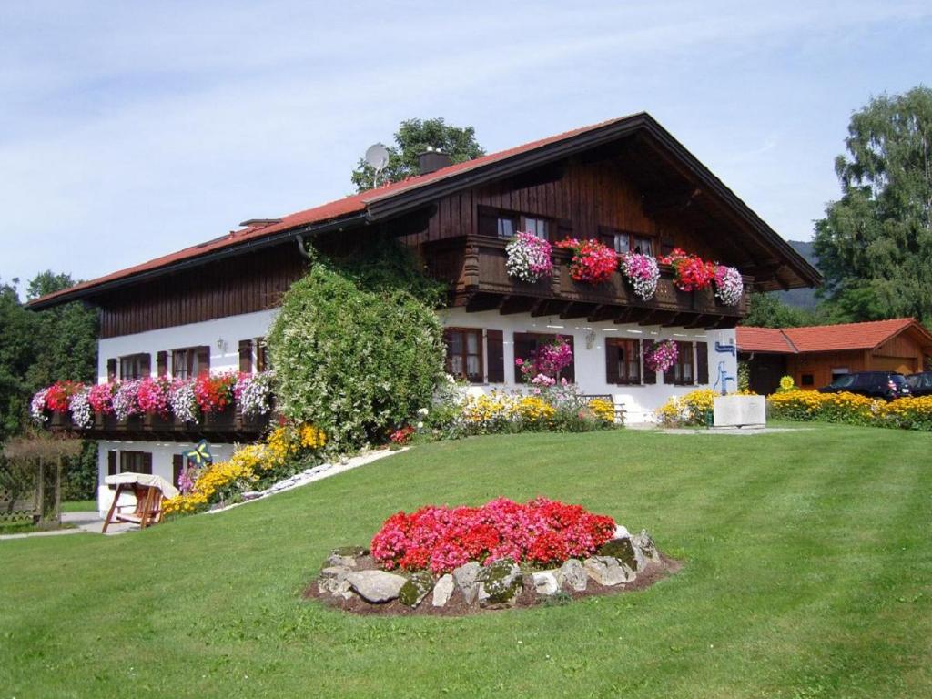 ein Haus mit Blumen davor in der Unterkunft Ferienwohnungen Baur in Arnbruck