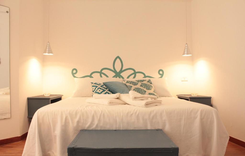 um quarto com uma grande cama branca e duas mesas em NOVA DOMUS em Bitonto