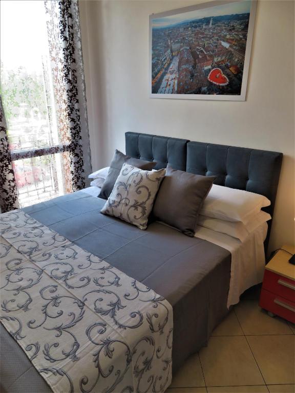Łóżko lub łóżka w pokoju w obiekcie Verona Class ApartHotel "Residenze del Cuore"