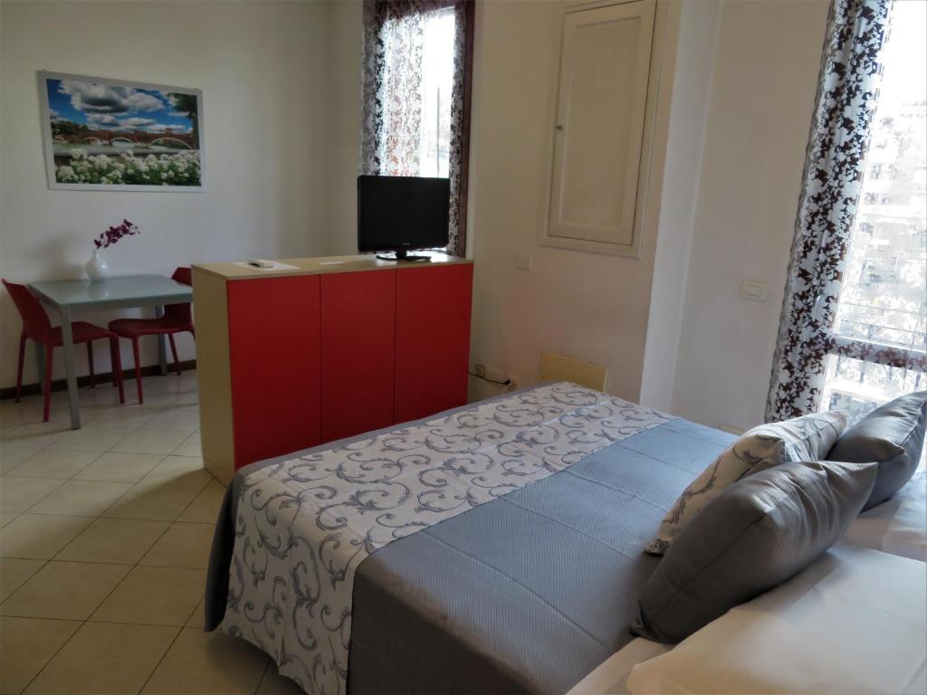 Łóżko lub łóżka w pokoju w obiekcie Verona Class ApartHotel "Residenze del Cuore"