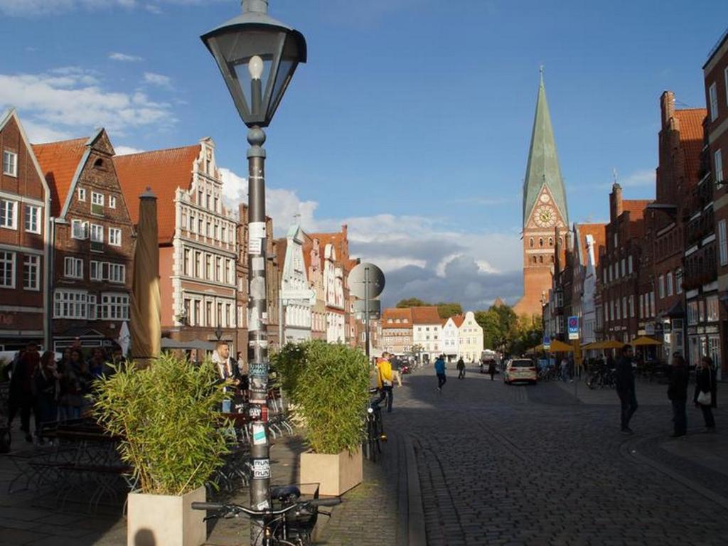 a city street with buildings and a street light at HOTEL alt lüneburger Kutscherstuben in Lüneburg