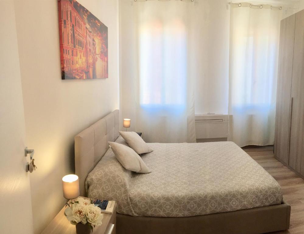 - une chambre avec un lit et 2 oreillers dans l'établissement Ca’ Braga Biennale, à Venise
