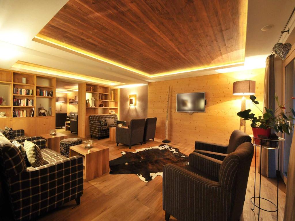 Televízia a/alebo spoločenská miestnosť v ubytovaní Aktiv & Relax Hotel Hubertus