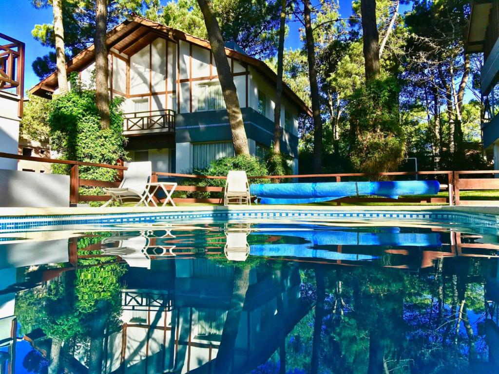 Πισίνα στο ή κοντά στο Suites del Bosque