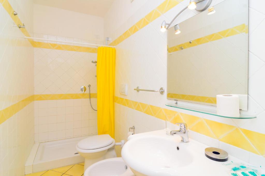 a bathroom with a toilet, sink, and bathtub at Albergo Villa Giusto in Ischia