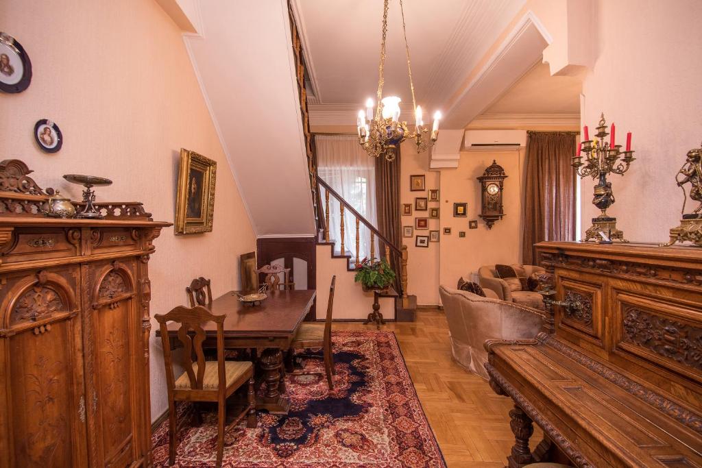 un soggiorno con tavolo e divano di Lia's Guest House a Tbilisi City
