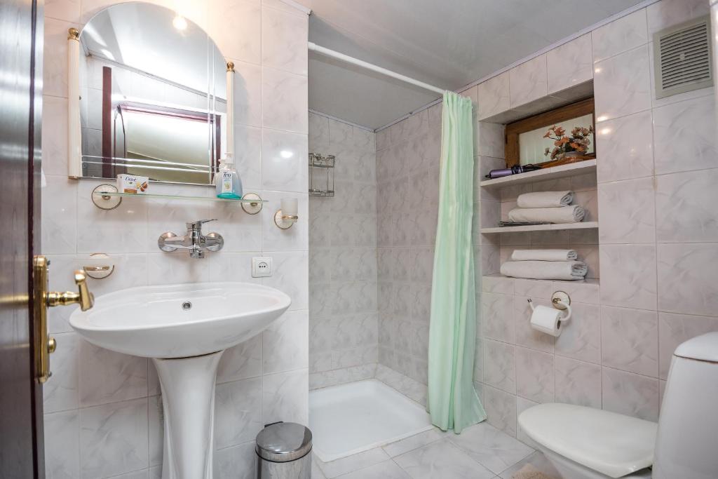 Lia's Guest House photo