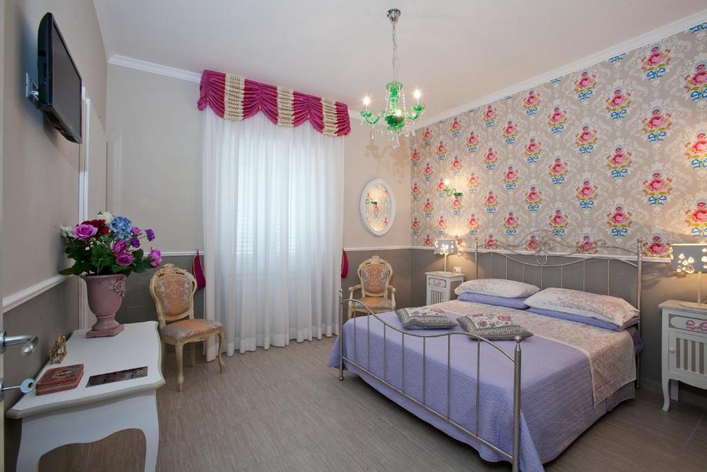 a bedroom with a bed and a table and chairs at Victoria Cottage in Posta Fibreno